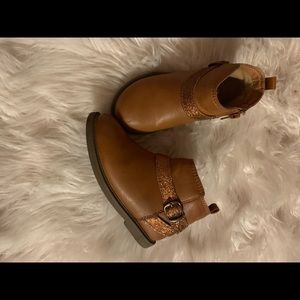 Brown boot with sparky accent